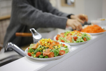 	サラダを作る女性