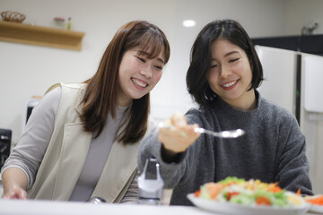 サラダを作る女性