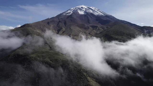 Volc&aacute;n con nevado y nubes blancas alrededor, volc&aacute;n Misti de Arequipa Per&uacute;