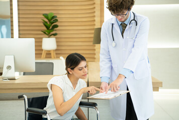 Obraz premium Hospital doctor explaining the results of the treatment and the progress of the treatment to the patient. in the luxury rest area of the hospital