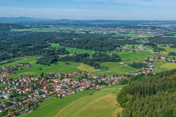 Fototapeta na wymiar Das Alpenvorland am Hohen Peißenberg - Blick über die Gemeinde Hohenpeißenberg nach Peiting