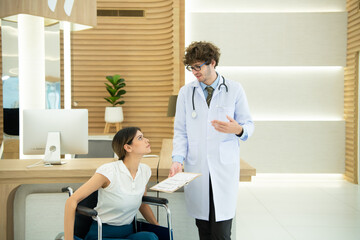 Obraz premium Hospital doctor explaining the results of the treatment and the progress of the treatment to the patient. in the luxury rest area of the hospital