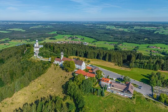 Voralpine Landschaft am Hohen Pei&szlig;enberg - Ausblick auf den Gipfel mit dem meteorologischen Observatorium und der Wallfahrtskirche