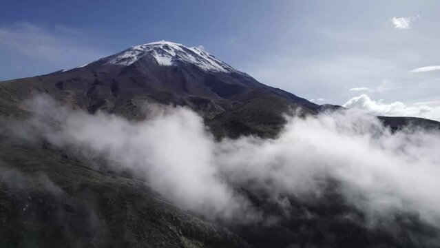 Volc&aacute;n con nevado y nubes blancas alrededor, volc&aacute;n Misti de Arequipa Per&uacute;