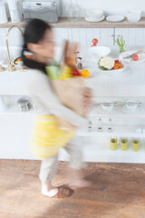 Fototapeta na wymiar キッチンで食材を運ぶ女性 
