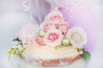 Obraz na płótnie Canvas Little girl's birthday. Cake with flowers. Festive cake. Flowers on the cake. Beautiful birthday cake.