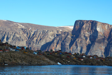 Fototapeta na wymiar View of the coast of the Greenlandic town of Uummannaq 