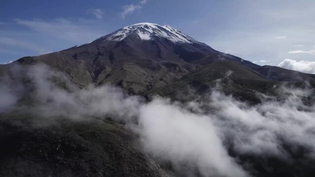 Volc&aacute;n con nevado y nubes blancas alrededor, volc&aacute;n Misti de Arequipa Per&uacute;