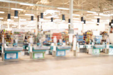 Obraz premium Blurred photo of a supermarket with empty cash registers.