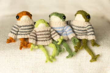 knitted frog toys