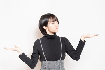 案内のジェスチャーをする若い女性