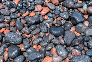 nasse Steine am Strand