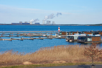 Blick über den Bärwalder see zum Kraftwerk Boxberg	