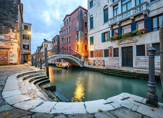 Kleiner Kanal mit Brücke in Venedig bei Nacht