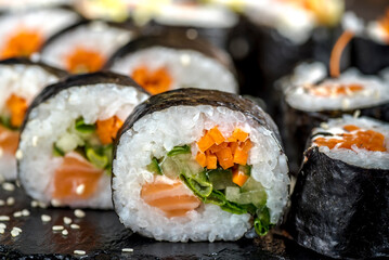 sushi, jedzenie, ryba, ryz, japonka, łososia, posiłek, obiad, nieugotowany, swiezy, alga, delikatesowy, zdrowa, japonia, azja, tuńczyk, lunch