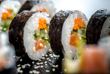 sushi, jedzenie, ryba, ryz, japonka, łososia, posiłek, obiad, nieugotowany, swiezy, alga, delikatesowy, zdrowa, japonia, azja, tuńczyk, lunch © yanek
