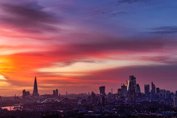 Naklejka premium A beautiful sunset sky with vibrant colours over the urban skyline of London city, United Kingdom
