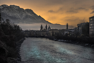 Innsbruck bei Sonnenaufgang Innsbruck Sunrise Inn Innbrücke Dom St. Jakob Nordkette Tirol Tyrol