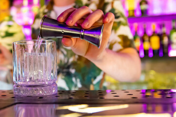 man hand bartender making cocktail in glass on the bar counter