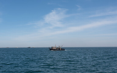 Un bateau de pêche sur les côtes de l'océan atlantique