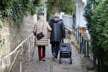 Seniorin mit weiblicher Begleiterin in Blankenese