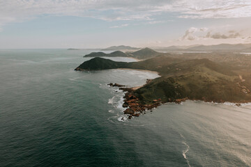 Fototapeta na wymiar Praia Vermelha und Praia da Rosa aus der Luft fotografiert. Sonne, Hügel und Meer. Kleine Bucht in Santa Catarina. Südbrasilien 3