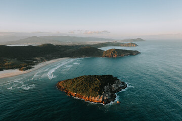 Die Insel Ilha do Batuta vor dem Strand Praia do Luz und Praia da Rosa. Insel aus der Luft fotografiert. Kleine Insel sieht wie ein Herz aus. Santa Catarina 5