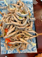 Plato de pescadito frito en tasca