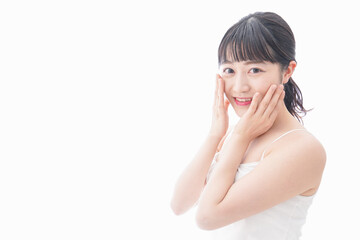 スキンケア・メイクをする若い女性