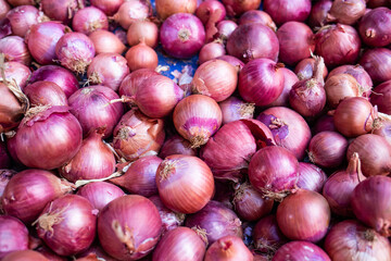 red onions on the market