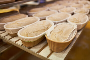 Viele Brot Laibe auf einem Regal in der Bäckerei