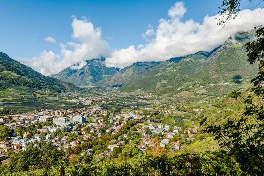 Meran, Algund, Dorf Tirol, Schloss Tirol, Schloss, Dorf, Kirche, Waalweg, Weinberge, Obstb&auml;ume, Vinschgau, Rabland, Naturns, S&uuml;dtirol, Herbst, Herbstsonne, Italien