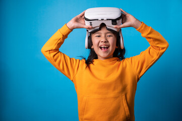 Naklejka premium the studio isolated a portrait image of the girl wearing the VR goggle with the technology concept