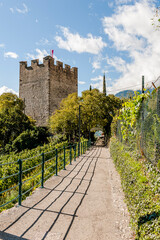 Meran, Pulverturm, Turm, Tappeinerweg, Spazierweg, Promenade, Weinberge, Waalweg, Herbst, Sommer,...
