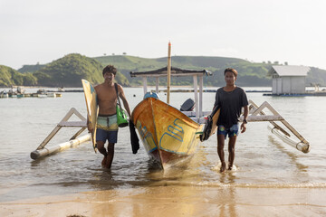 Fototapeta Indonesia, Lombok, Surfers arriving at beach from boat trip obraz