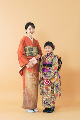 Fototapeta premium 着物を着た親子 和装の記念撮影 写真館 フォトスタジオ