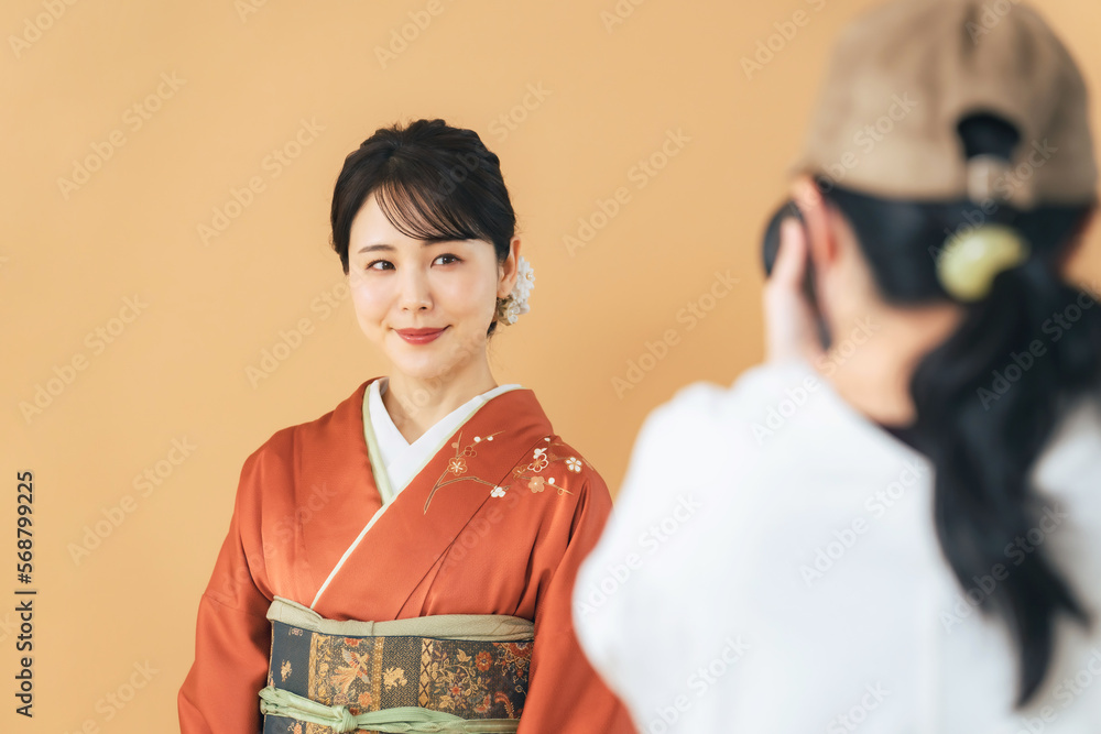 Poster 着物を着た女性を撮影するカメラマン　和装の記念撮影　写真館　フォトスタジオ