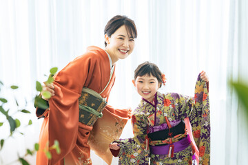 着物を着た親子　和装の記念撮影　写真館　フォトスタジオ