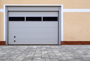 Gro&szlig;es Garagentor-Rolltor mit Fenster