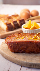 Torrijas tradicionales de pan brioche, infusión de leche naranja y canela y fritas en aceite para finalizar con una espolvoreada de azúcar.