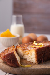 Torrijas tradicionales de pan brioche, infusión de leche naranja y canela y fritas en aceite para finalizar con una espolvoreada de azúcar.