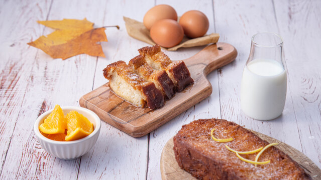Torrijas tradicionales de pan brioche, infusi&oacute;n de leche naranja y canela y fritas en aceite para finalizar con una espolvoreada de az&uacute;car.