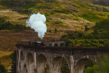 Papier Peint photo Viaduc de Glenfinnan Dampflokomotive überquert Glenfinnan Viaduct, Schottland