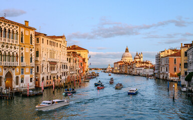 Canale Grande und die Basilica di Santa Maria della Salute in Venedig von der Ponte dell'Accademia in der Abenddämmerung