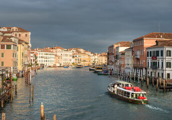 Canale Grande in Venedig von der Ponte degli Scalzi mit dunklem Himmel