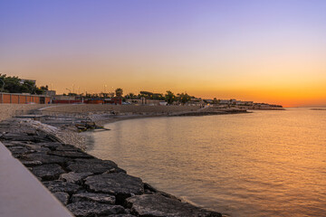 Lungomare di Bisceglie al tramonto (Puglia, Italia)