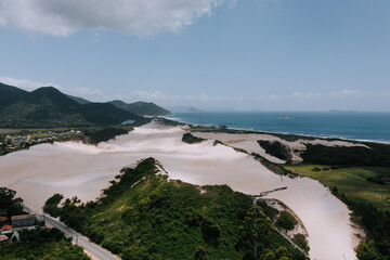 Die Dünen von Siriú. Dunas do Siriú Garapaba. Drohnenaufnahme von Dünen aus Sand dirket am Meer. Sand und grüne Landschaft. Santa Catarina Dünen 2