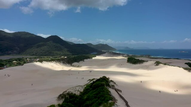 Die D&uuml;nen von Siri&uacute;. Dunas do Siri&uacute; Garapaba. Drohnenaufnahme von D&uuml;nen aus Sand dirket am Meer. Sand und gr&uuml;ne Landschaft. Santa Catarina D&uuml;nen 5