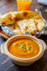 テイクアウトのインドカレーとジュース