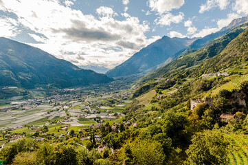 Algund, Dorf, Kirche, Waalweg, Weinberge, Obstbäume, Vinschgau, Rabland, Naturns, Südtirol, Texelgruppe, Herbst, Herbstsonne, Italien
